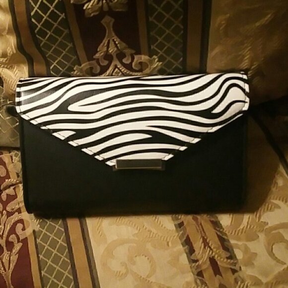 🦓 Phone Crossbody Bag/Clutch Black w/ Fun Zebra front fold print💙 🎉HP 7/22 🎉 - Picture 1 of 9